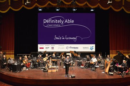فرقة الاوركسترا البريطانية من الموسيقيين ذوي الاحتياجات الخاصة تدهش الحضور وتساهم في نشر رسالة مبادرة 